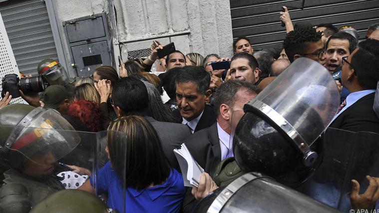 Juan Guaido wurde am Betreten des Parlaments gehindert.