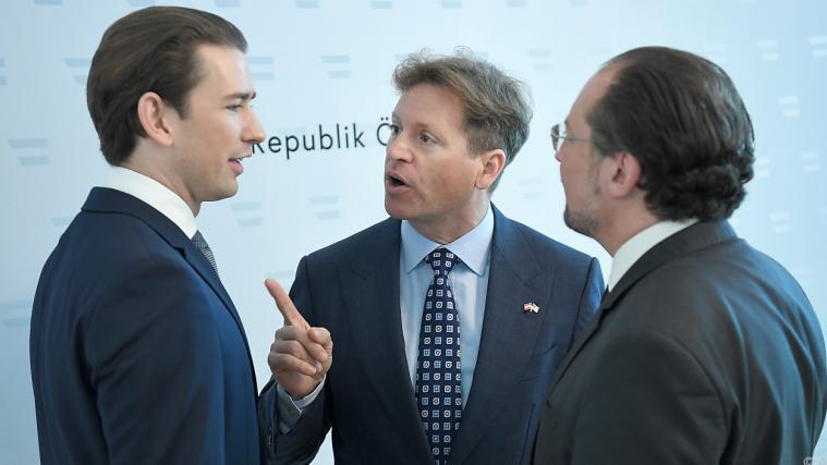 Kanzler Kurz und Außenminister Schallenberg mit Botschafter Traina.