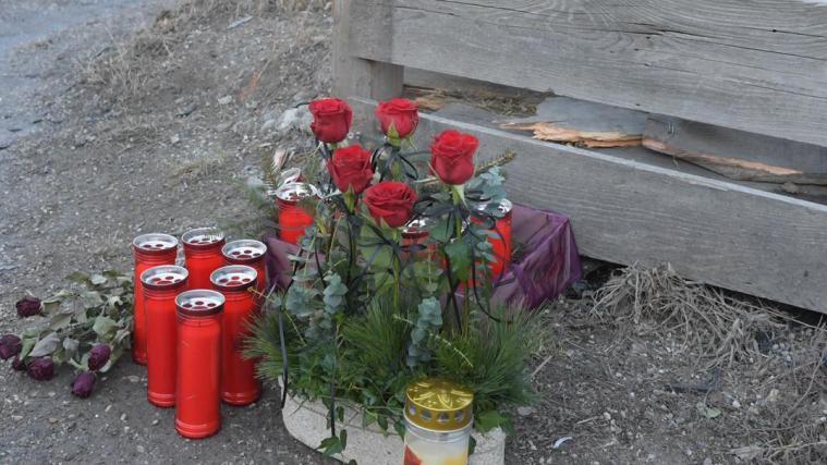Kerzen und Blumen am Unfallort.