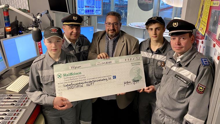 Knapp 8000 Euro wurden von den JUgendfeuerwehrmännern gesammelt.