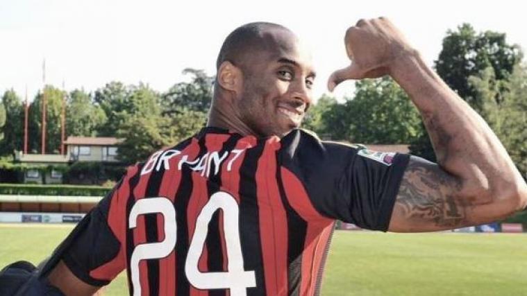 Kobe Bryant posierte vor Jahren in Milanello mit einem personalisierten Trikot.