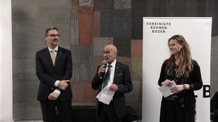 Landeshauptmann Arno Kompatscher, Präsidialsekretär Helmuth Renzler und die Intendantin der Vereinigten Bühnen Bozen, Irene Girkinger, bei der Eröffnung der Sprachinstallation PARLANDO im Südtiroler Landtag