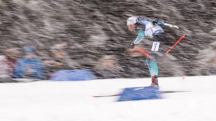 Martin Fourcade und Frankreich siegten bei äußerst schwierigen Bedingungen.