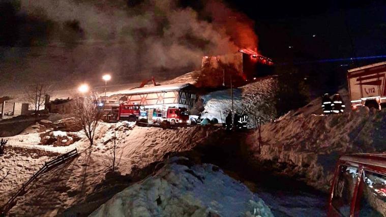 Mehr als 120 Feuerwehrleute versuchten, den Brand am Gschnitzerhof zu löschen.