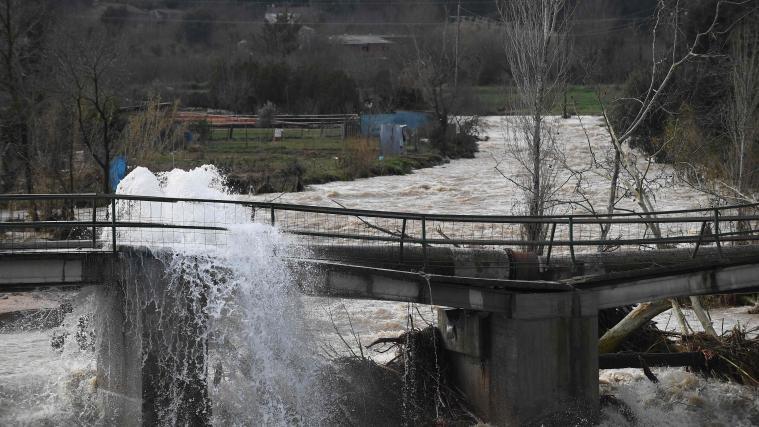 Mehrere Brücken wurden von den Wassermassen zerstört.