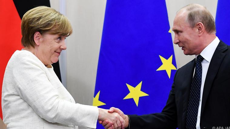 Merkel und Putin wollen am Atomabkommen mit dem Iran festhalten.