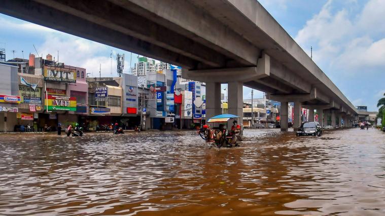 Mindestens 21 Menschen sind am Neujahrstag in und rund um die indonesische Hauptstadt Jakarta durch Hochwasser und Erdrutsche ums Leben gekommen.
