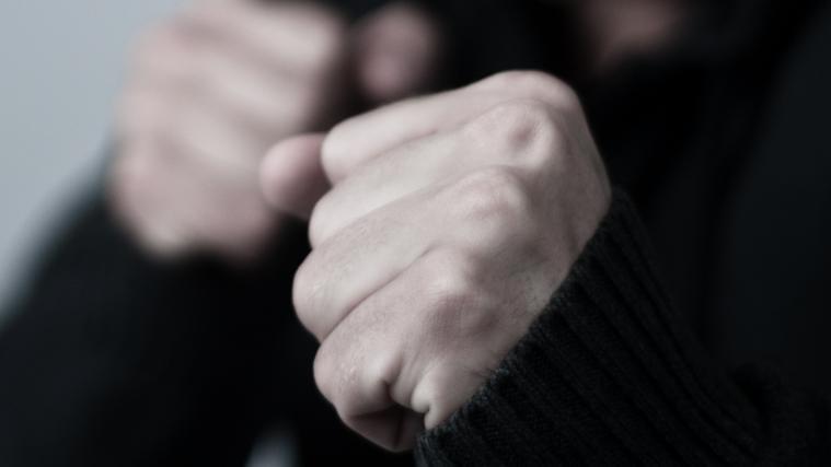 Mit einem Schlag ins Gesicht wurde ein 42-jähriger Nordtiroler verletzt, der eigentlich einen Streit schlichten wollte.