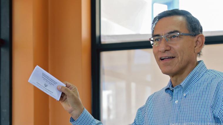 Parteiloser Präsident Vizcarra klarer Gewinner.