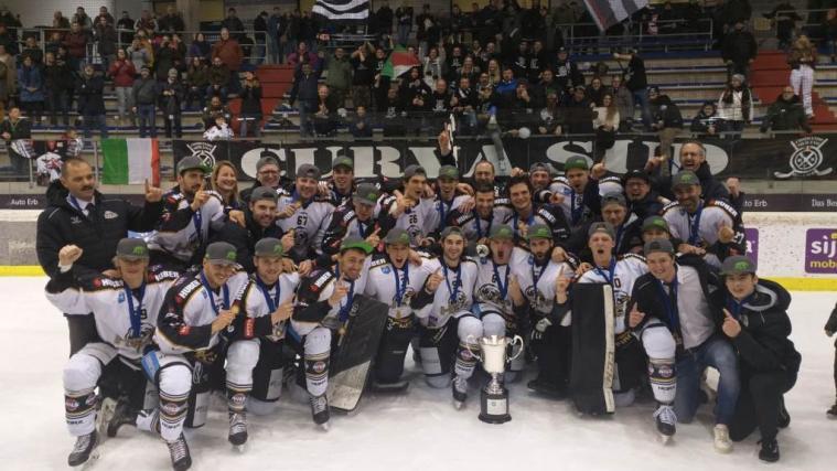 Riesiger Jubel beim HC Meran nach dem Italienpokal-Triumph.