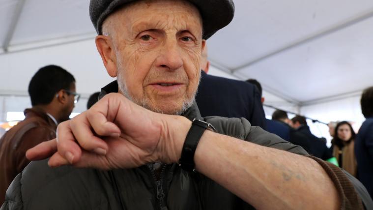 Saul Oren ist einer der noch lebenden Auschwitz-Überlebenden. Auf seinem Arm ist noch seine Gefangenen-Nummer 125421 zu erkennen. Auch er nahm am Donnerstag an der Gedenkveranstaltung teil.