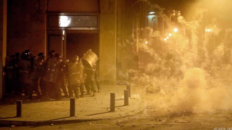 Schwere Randale bei nächtlichen Demonstrationen in Beirut.