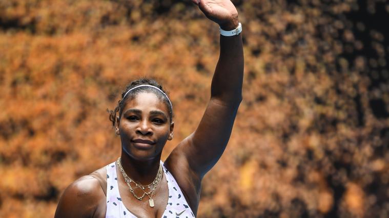 Serena Williams bejubelt ihren Auftaktsieg bei den Australian Open.