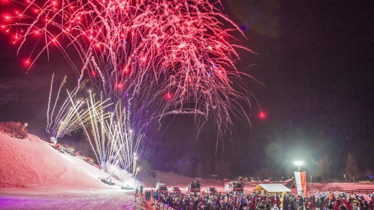 Sexten erstrahlte zum Auftagk der Skimeisterschaft am Donnerstag ganz in Rot.