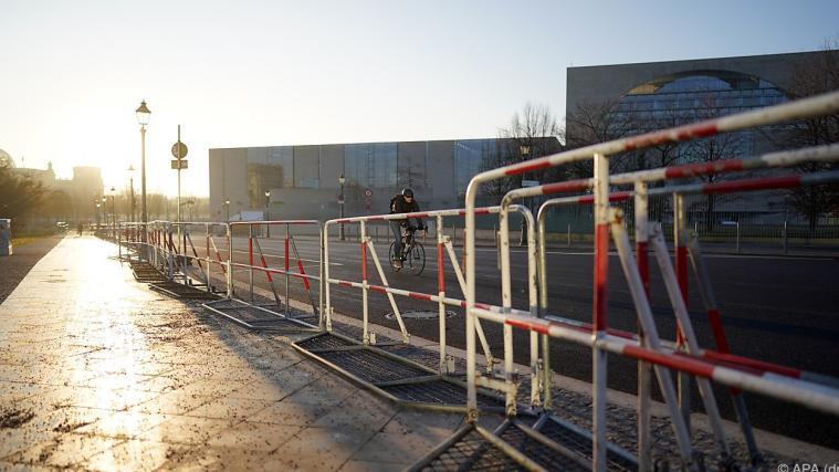 Strenge Sicherheitsvorkehrungen vor dem Bundeskanzleramt in Berlin.
