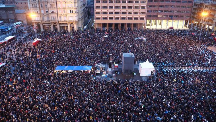 Tausende Sardinen haben sich am Sonntag in Bologna versammelt.