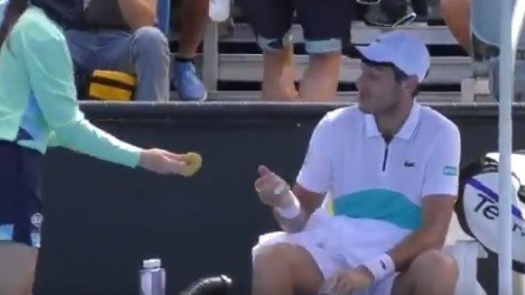Tennis-Profi will, dass ihm das Ballmädchen die Banane schält.