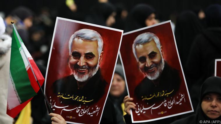 Trauernde halten Bilder des getöteten Generals Soleimani hoch.