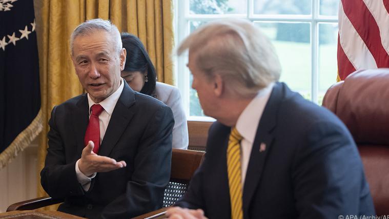 US-Präsident Donald Trump und der chinesische Vize-Regierungschef Liu He setzten am Mittwoch bei einer Zeremonie im Weißen Haus in Washington ihre Unterschriften unter das Dokument.