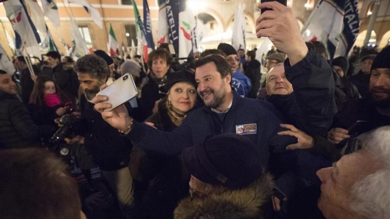 Vor den Wahlen mischte sich Matteo Salvini häufig unter die italienische Bevölkerung.