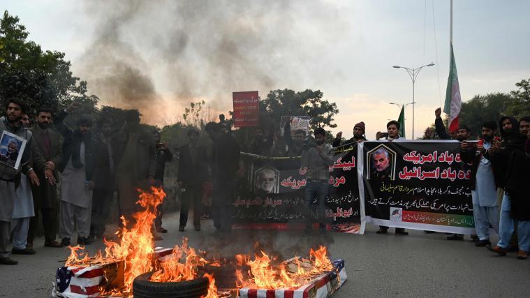 Während einer Demonstration im Irak werden US-Flaggen verbrannt.