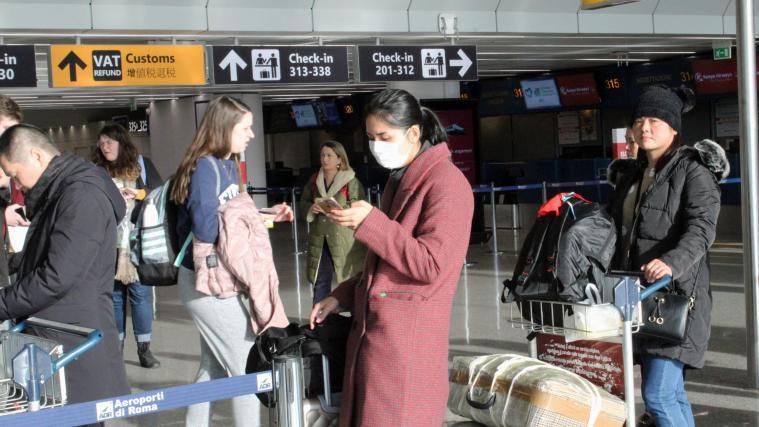 Wegen neuer Lungenkrankheit: Kontrollen am Flughafen Rom. Im Bild: Passagiere, die auf ihren Flug nach Wuhan warten.