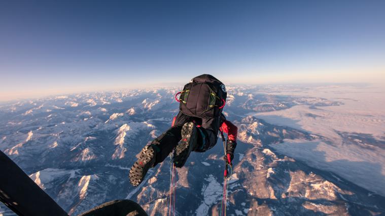 Weltrekordsprung hoch über dem Achensee: Gleitschirmflieger Mike Küng sprang in der Head-Over-Technik in 7100 Metern aus einem Heißluftballon.