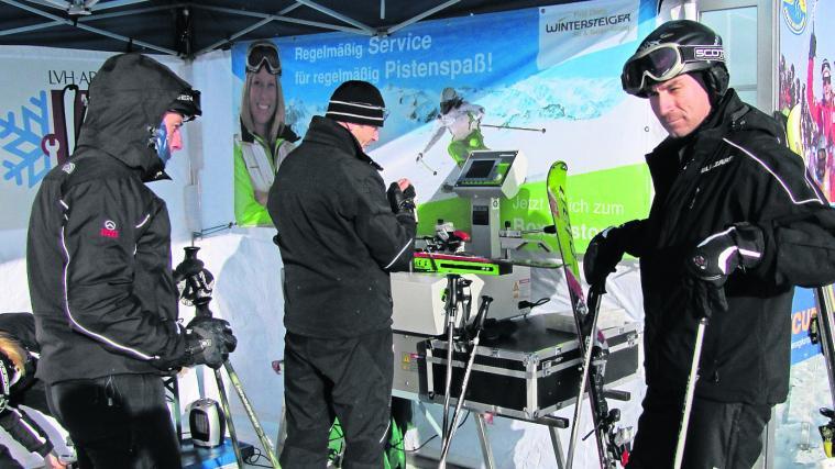 Wer seine Ski regelmäßig professionell warten lässt, hat garantiert mehr vom Wintersportvergnügen.