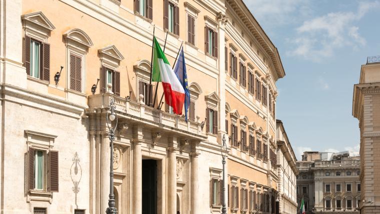 Wird die Reform per Referendum nicht abgelehnt, werden die Italiener bei der nächsten Parlamentswahl nur mehr 200 Senatoren und 400 Abgeordnete bestellen.