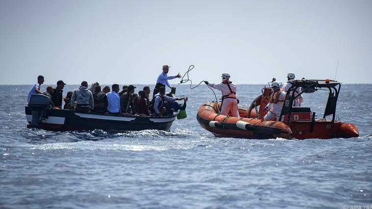 14 Menschen starben bei der Überfahrt auf die Kanaren. Im Bild ein Flüchtlingsboot im Mittelmeer.