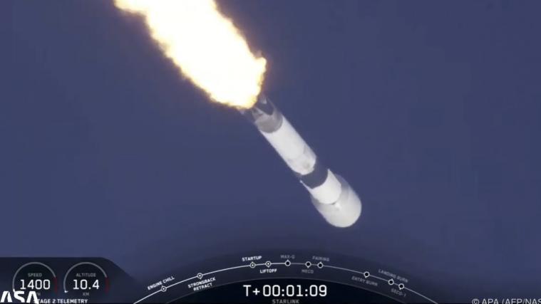 60 Mini-Satelliten wurden erfolgreich ins All befördert, ist mit der Rückkehr der Rakete gescheitert.