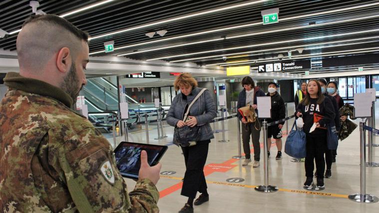Am Flughafen von Rom wird die Körpertemperatur der ankommenden Fluggäste gemessen.