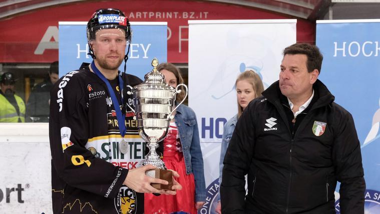 Armin Hofer ist die Enttäuschung in das Gesicht geschrieben: Der HC Pustertal musste sich Asiago im Kampf um den Scudetto geschlagen geben. Der Pokal für den Zweitplatzierten ist kein Trost.