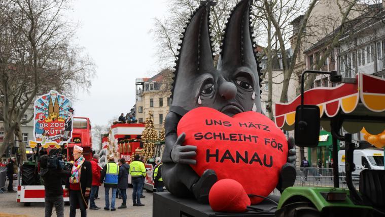 Auch der Toten von Hanau wird am Kölner Rosenmontagszug gedacht.