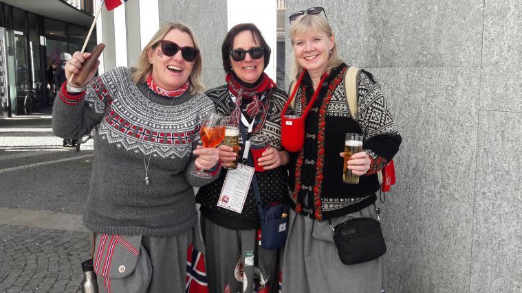 Auch diese Fans aus Norwegen suchten in Bruneck eine stille Ecke.