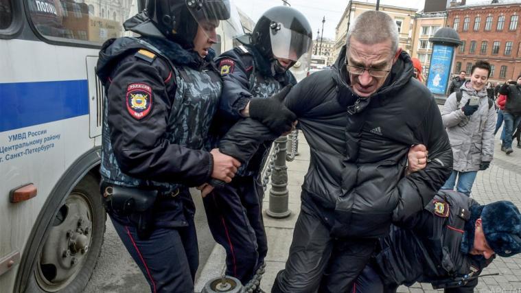 Bei Protesten in St. Petersburg gab es Festnahmen.