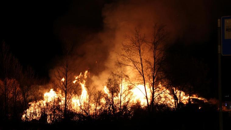 Das Feuer war weitum sichtbar.