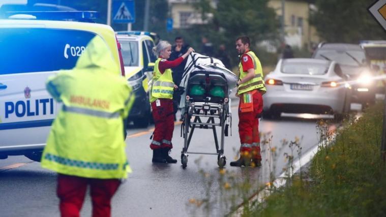 Der norwegische Moschee-Angreifer muss sich nun vor Gericht verantworten. Hier im Bild: Rettungskräfte unmittelbar nach dessen Bluttat.