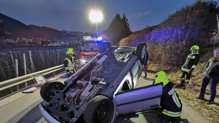 Der Wagen blieb auf dem Dach liegen. Die beiden Insassen, eine Frau und ihr Kind, wurden teils erheblich verletzt.