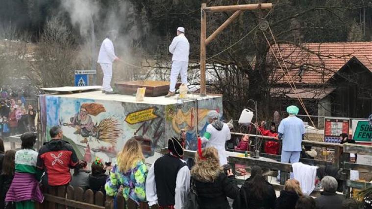 Die Altweibermühle darf beim Gossensasser Faschingsumzug natürlich nicht fehlen.