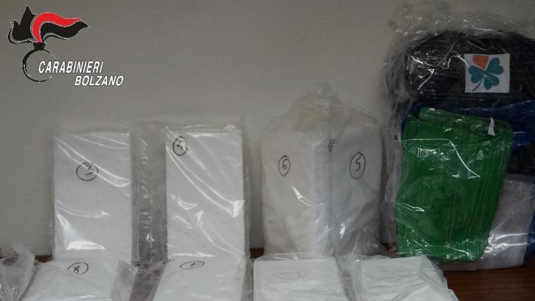 Die Carabinieri konnten einen Drogenkurier ausfindig machen und verhafteten den Mann, der insgesamt 8,5 Kilogramm Kokain transportierte.