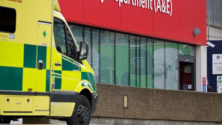 Die Frau wurde mit schweren Verletzungen an Händen und Fingern ins Krankenhaus gebracht.