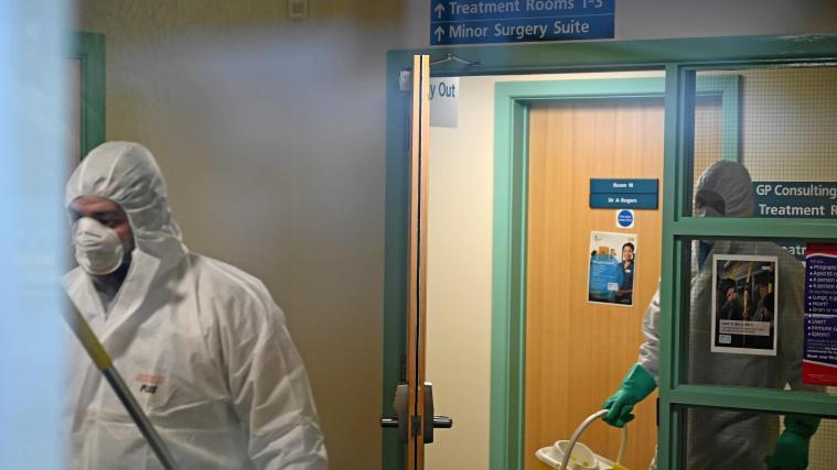 Die Frau wurde zur Behandlung in die Guy's-and-St.-Thomas'-Klinik in London eingewiesen.