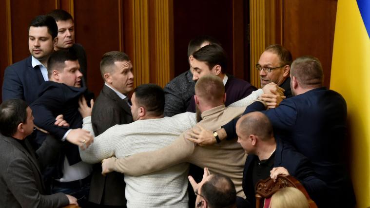 Die Politiker gingen im Parlament aufeinander los.