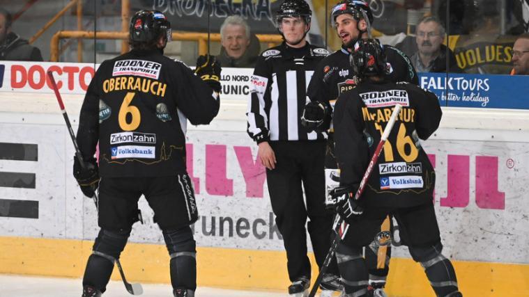 Die Pusterer Angreifer Max Oberrauch, Brandon McNally & Peter McArthur wollen auch in Jesenice jubeln