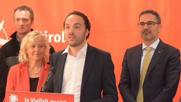 Die SVP zeigt sich sehr zufrieden mit der Wahlbeteiligung bei ihrer Basiswahl. Im Bild: Philipp Achammer am Rednerpult, Landeshauptmann Arno Kompatscher rechts daneben. Links vom Obmann: Die Möltner Bürgermeisterin Angelika Wiedmer, dahinter der BM-Kandidat von Mals, Josef Thurner.
