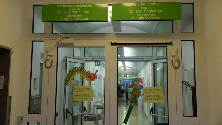 Die Verdachtsfälle bleiben vorerst noch im Bozner Krankenhaus.