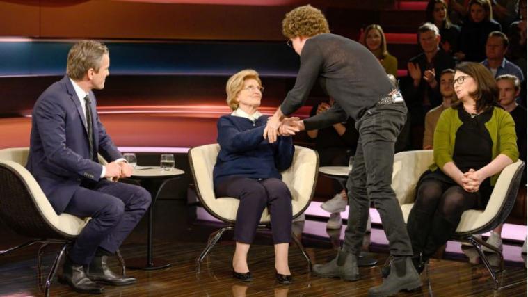 Ein besonders ergreifender Moment: Comedian Atze Schröder (2. von rechts) reicht der Holocaust-Überlebenden Eva Szepesi (2. von links) die Hand und entschuldigte sich, im Beisein ihrer Tochter Anita Schwarz und des Moderators Markus Lanz.