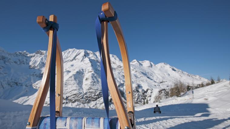 Ein deutscher Urlauber hat sich bei einem Rodelunfall im Zillertal erheblich verletzt.