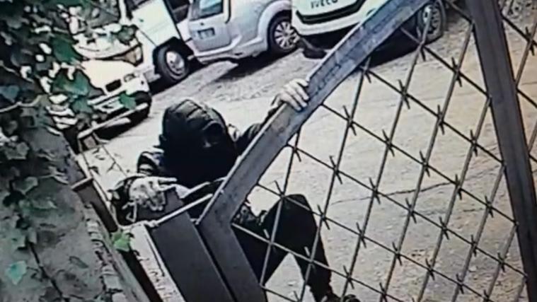 Ein dreister Vermummter ist über ein Tor in den Garten eines Hauses in Obermais gestiegen und hat die Überwachungskamera außer Gefecht gesetzt.